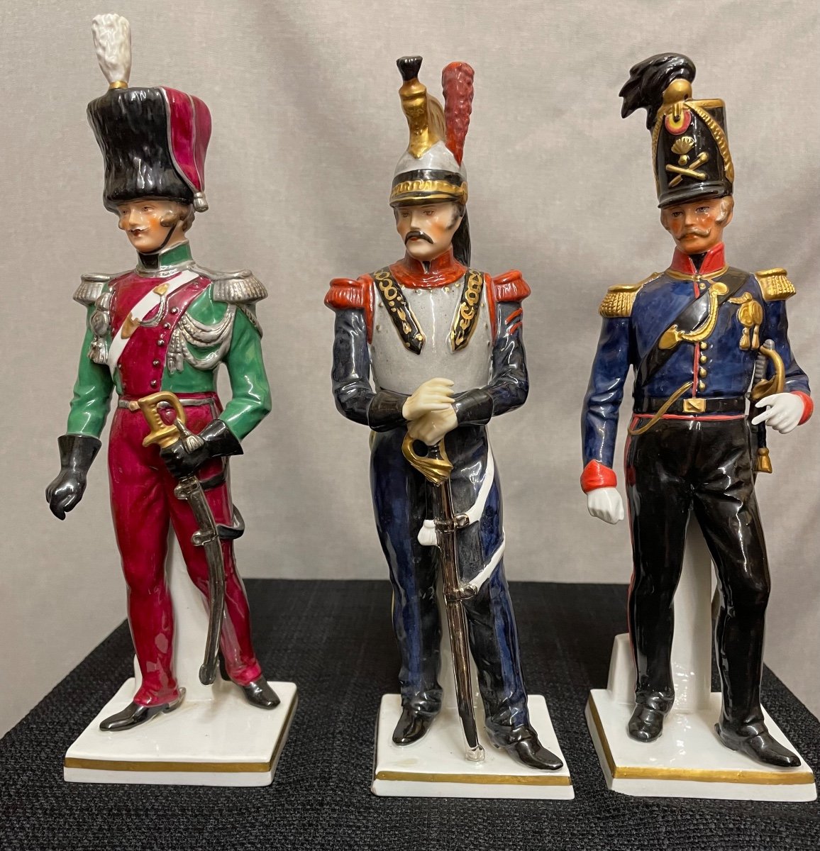 Tre ufficiali in porcellana, manifattura sassone, XX secolo-photo-4