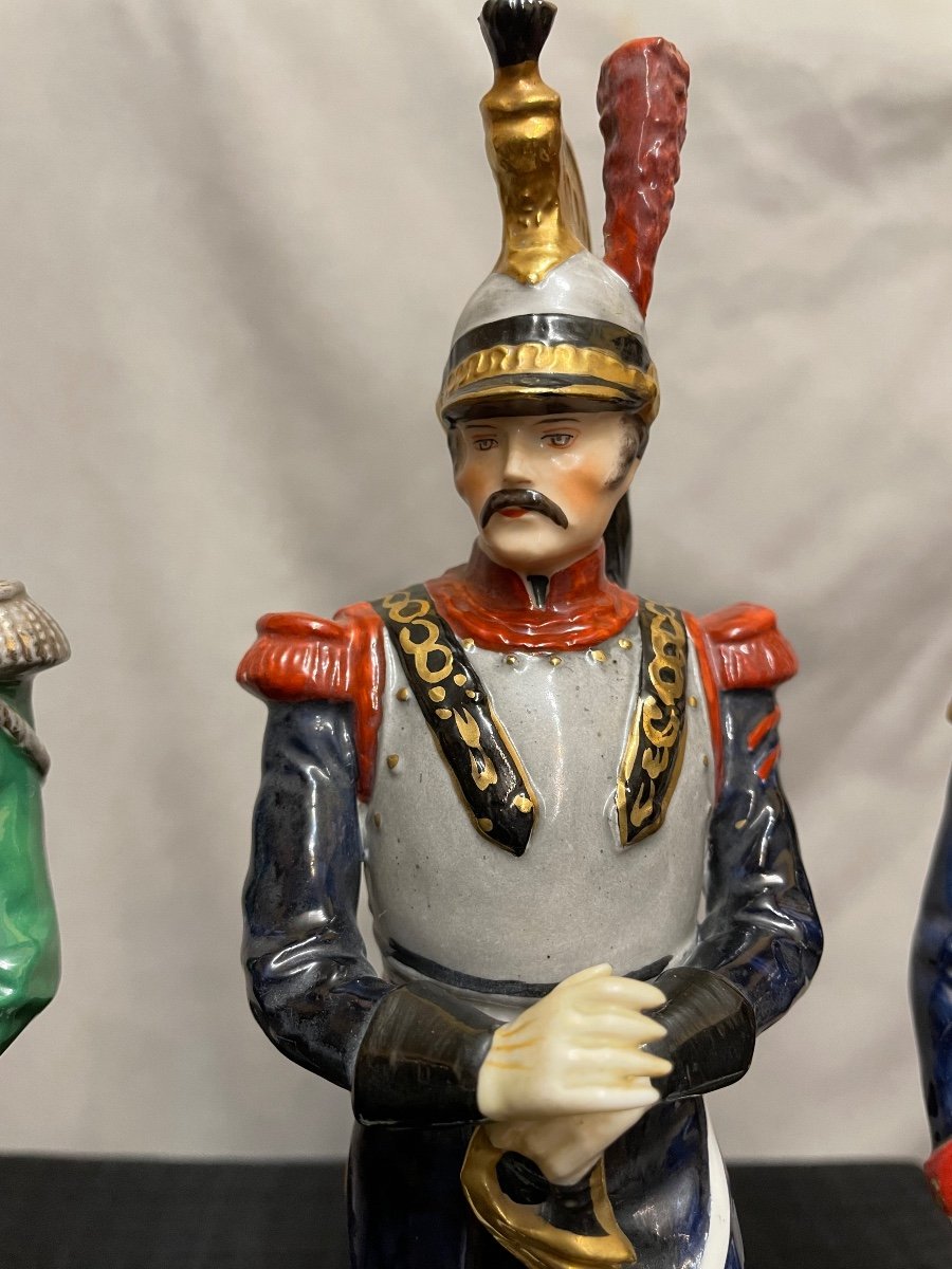 Tre ufficiali in porcellana, manifattura sassone, XX secolo-photo-1