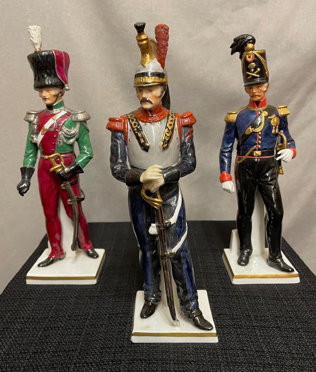 Tre ufficiali in porcellana, manifattura sassone, XX secolo
