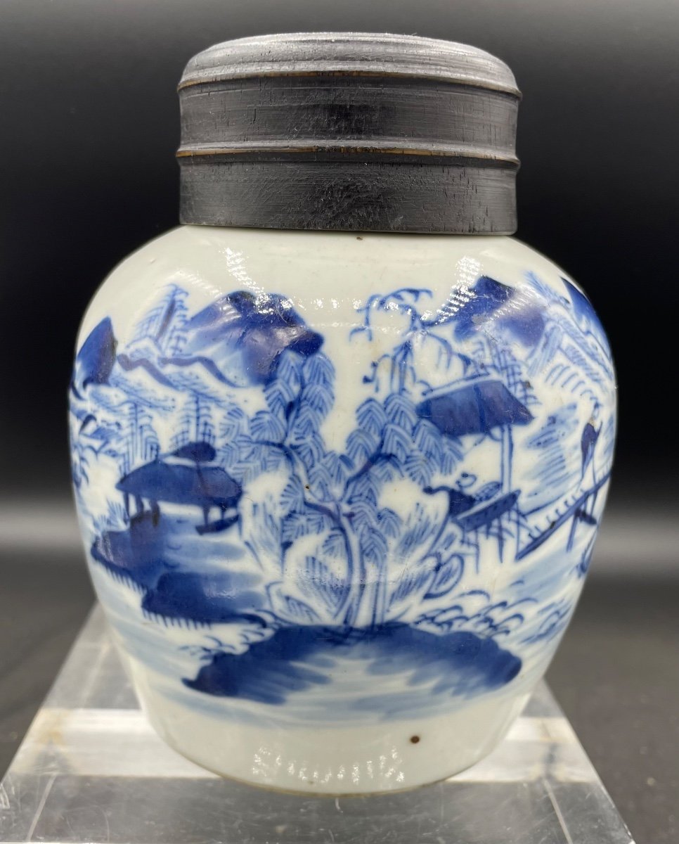 Piccolo recipiente in porcellana bianca  e blu Cina XIXsecolo