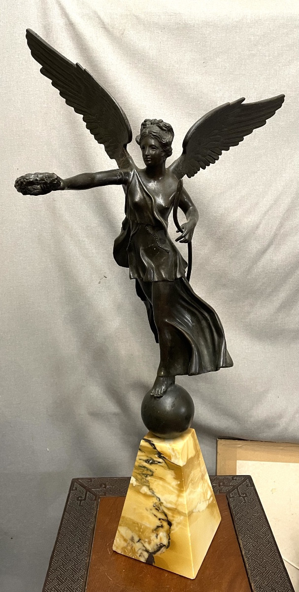 Vittoria alata in bronzo XXsecolo
