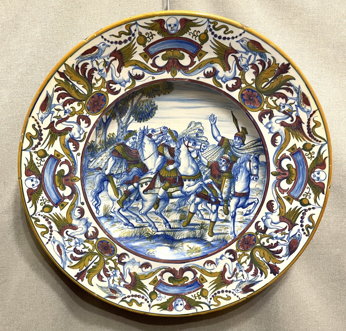 Piatto cerimoniale in ceramica di Gualdo Tadino del XX secolo