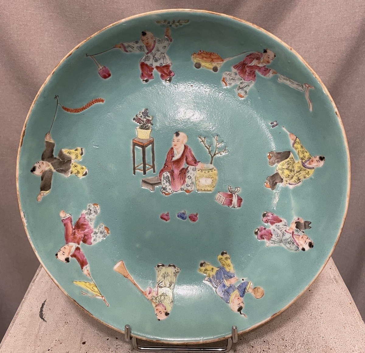 Piatto in porcellana smaltata policroma, Cina, XX secolo