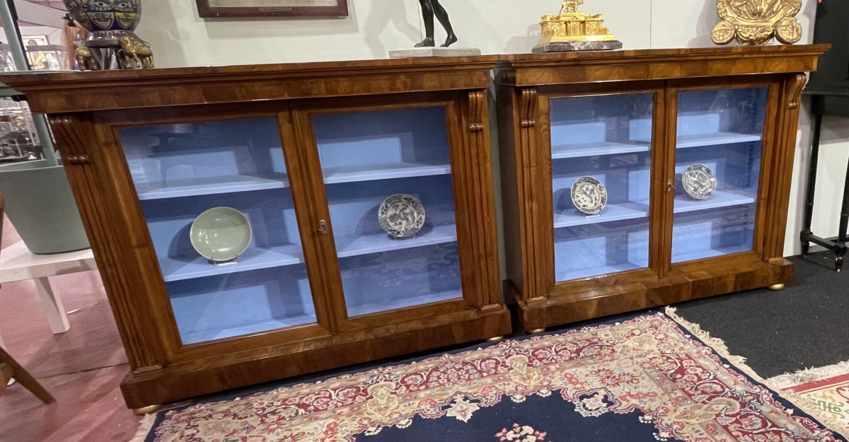 Coppia di vetrine in noce epoca XIXsecolo