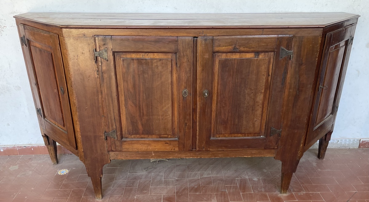 Credenza Veneta scantonata in noce XVIII secolo
