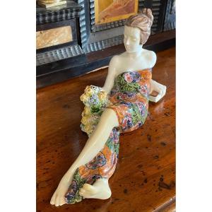 Ceramica figura di donna sdraiata di Goldscheider  XXsecolo