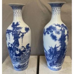Coppia di vasi cinesi bianchi e blu del XX secolo