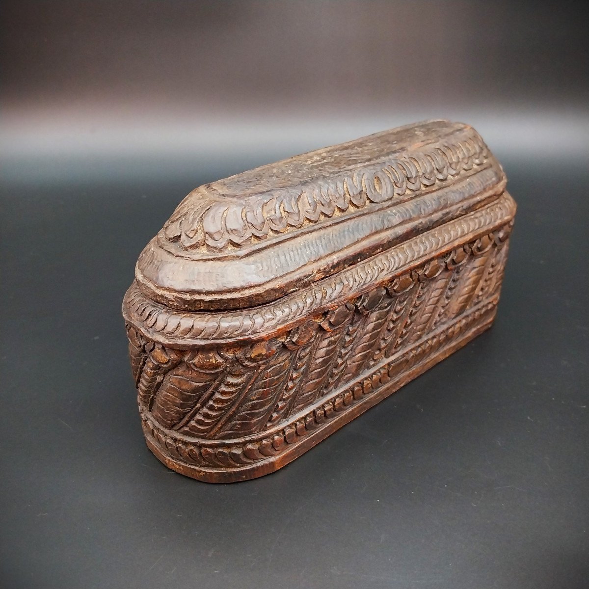 Scatola in legno intagliata a mano, epoca 700-photo-1
