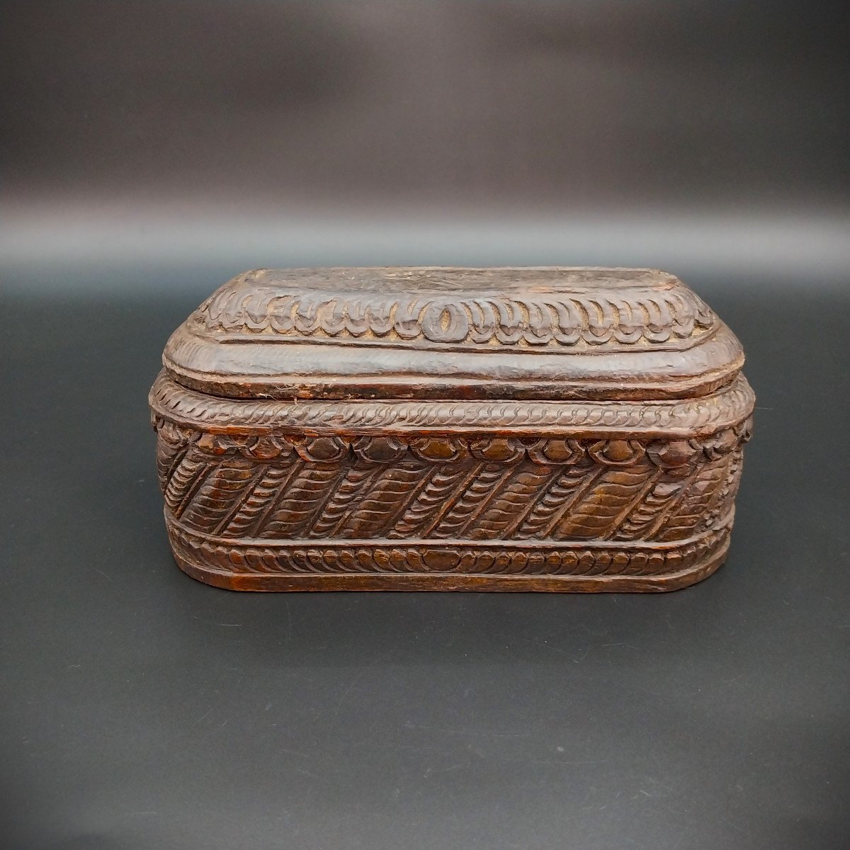 Scatola in legno intagliata a mano, epoca 700-photo-2