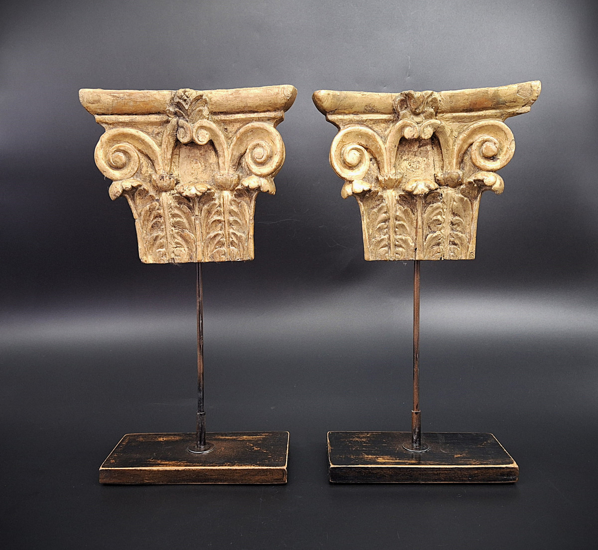 Coppia di capitelli corinzi in legno intagliato, XIX secolo.