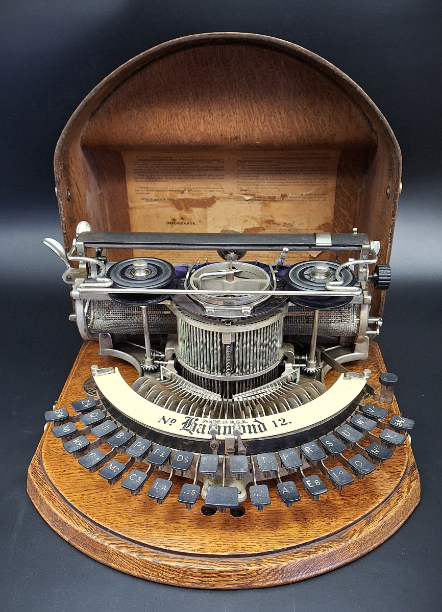 Macchina da scrivere americana  Hammond a mezzaluna, epoca 1905 circa.