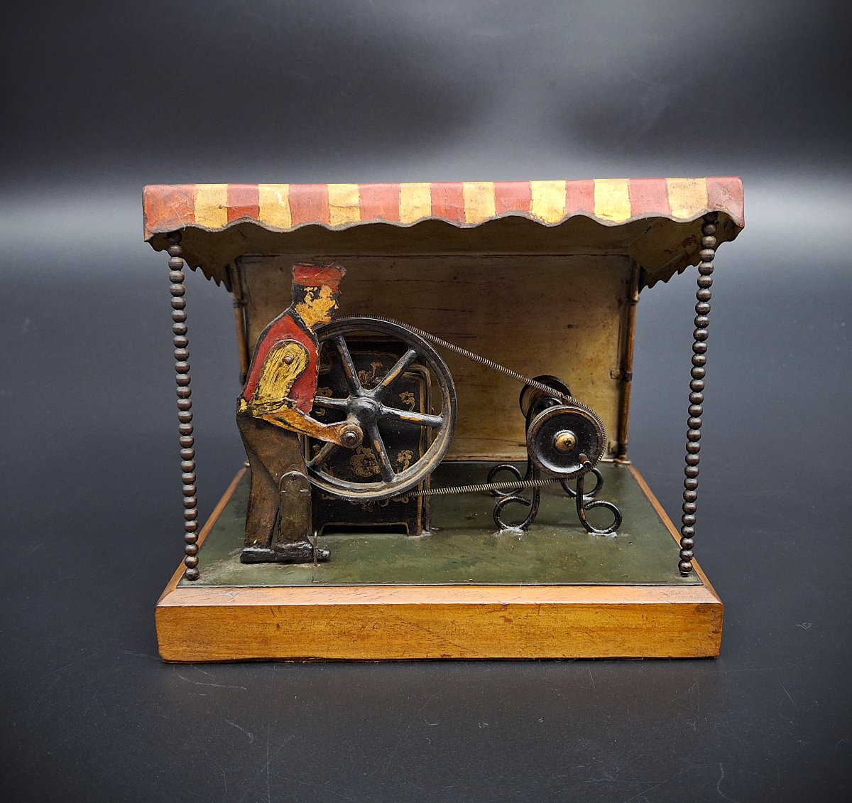 Raro Giocattolo antico a vapore meccanico con automa  e  carillon, epoca 1920-photo-2