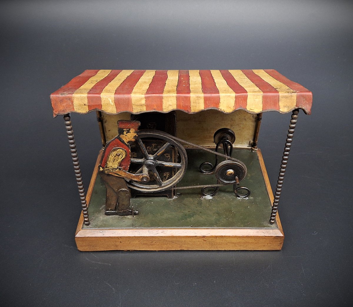 Raro Giocattolo antico a vapore meccanico con automa  e  carillon, epoca 1920-photo-3