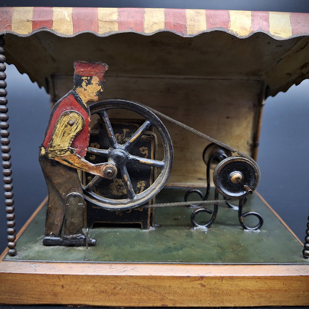 Raro Giocattolo antico a vapore meccanico con automa  e  carillon, epoca 1920-photo-4