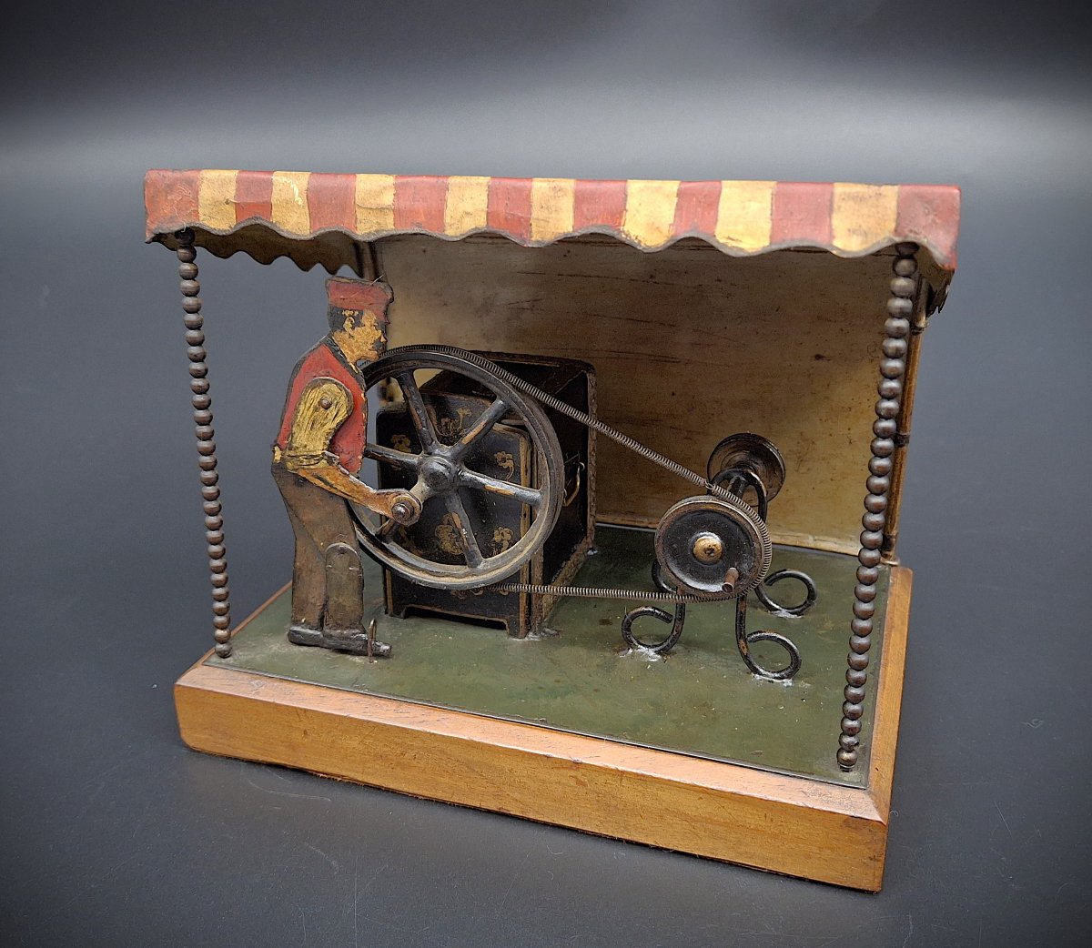Raro Giocattolo antico a vapore meccanico con automa  e  carillon, epoca 1920-photo-1