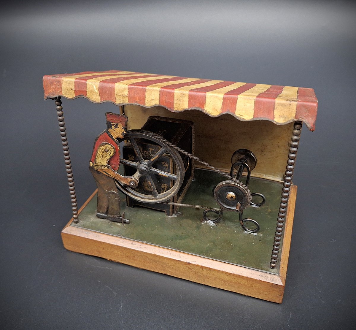 Raro Giocattolo antico a vapore meccanico con automa  e  carillon, epoca 1920-photo-2