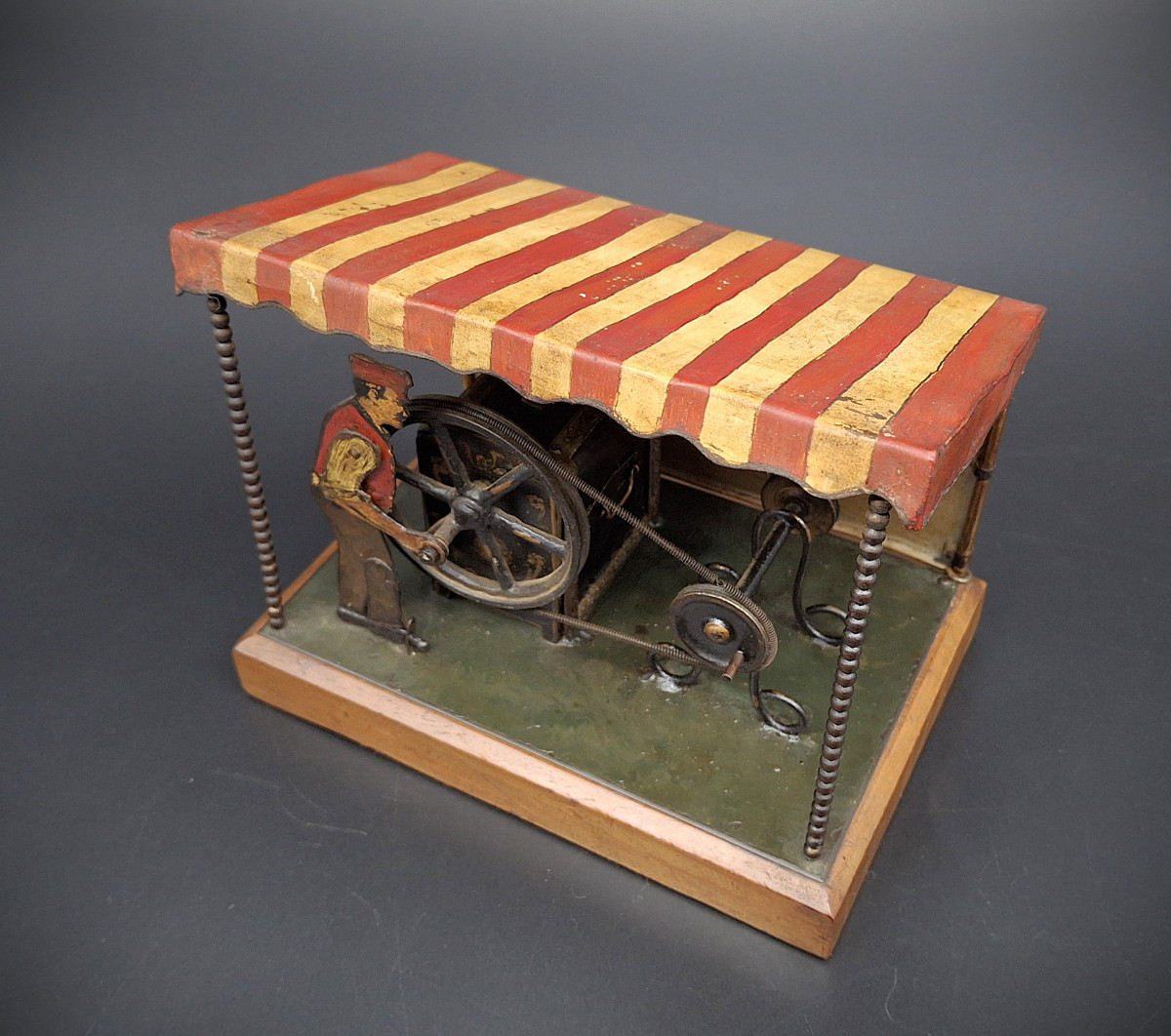 Raro Giocattolo antico a vapore meccanico con automa  e  carillon, epoca 1920-photo-6