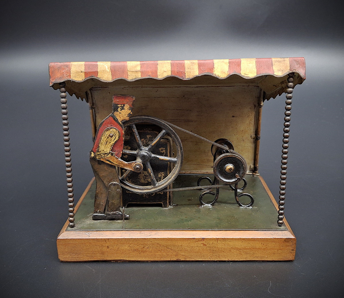 Raro Giocattolo antico a vapore meccanico con automa  e  carillon, epoca 1920