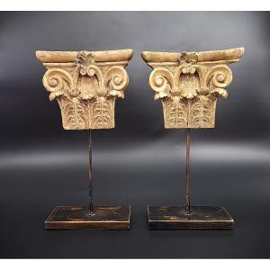 Coppia di capitelli corinzi in legno intagliato, XIX secolo.