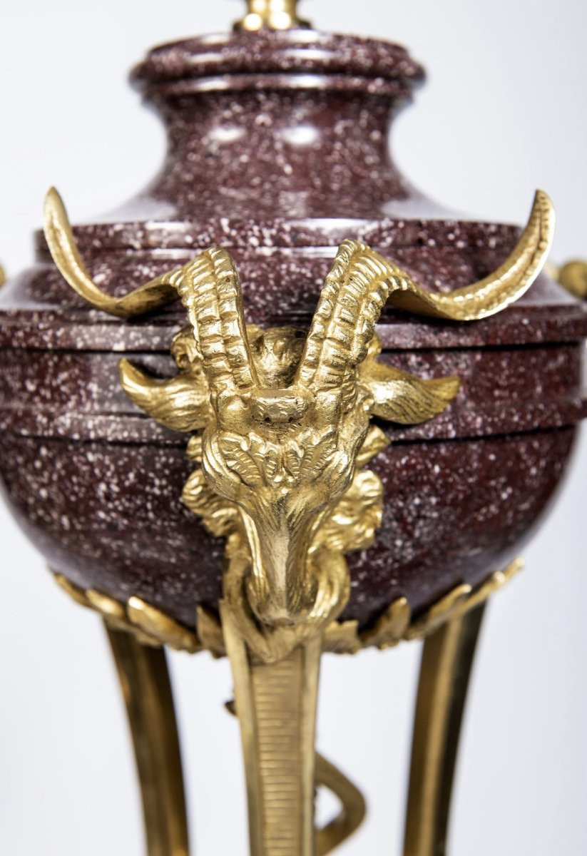 Coppia di cassolette tripodi in porfido rosso imperiale e bronzo dorato cesellato, Francia, ini-photo-2