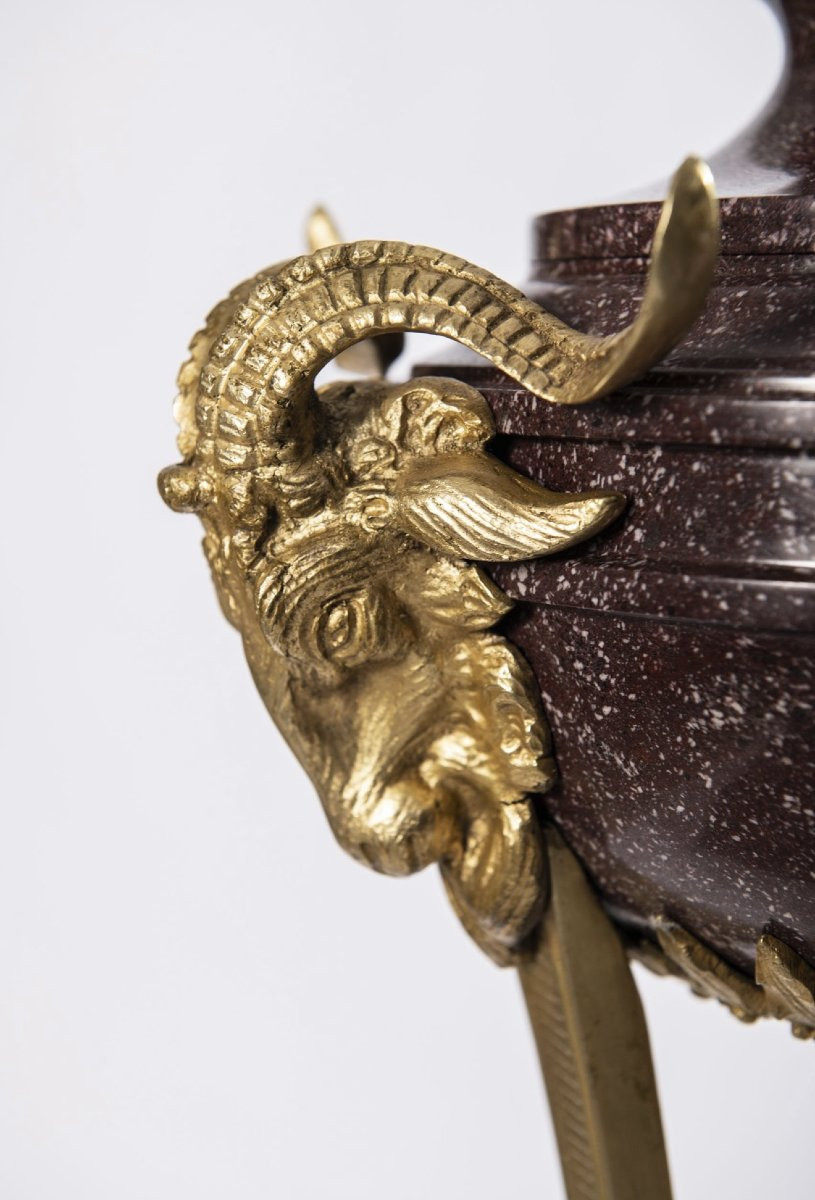 Coppia di cassolette tripodi in porfido rosso imperiale e bronzo dorato cesellato, Francia, ini-photo-1
