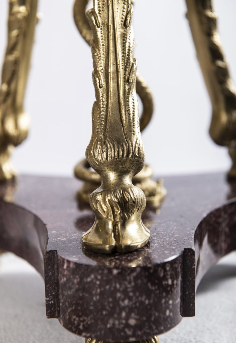 Coppia di cassolette tripodi in porfido rosso imperiale e bronzo dorato cesellato, Francia, ini-photo-2