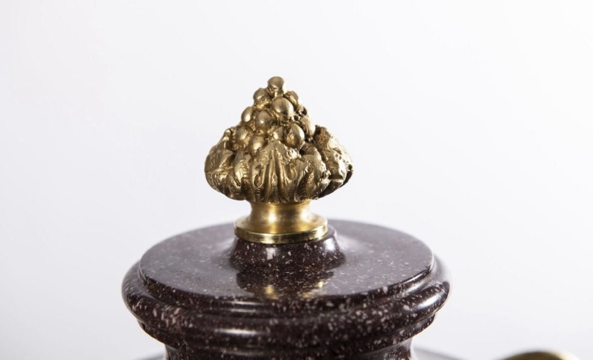 Coppia di cassolette tripodi in porfido rosso imperiale e bronzo dorato cesellato, Francia, ini-photo-4