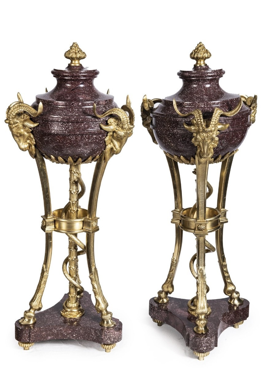 Coppia di cassolette tripodi in porfido rosso imperiale e bronzo dorato cesellato, Francia, ini