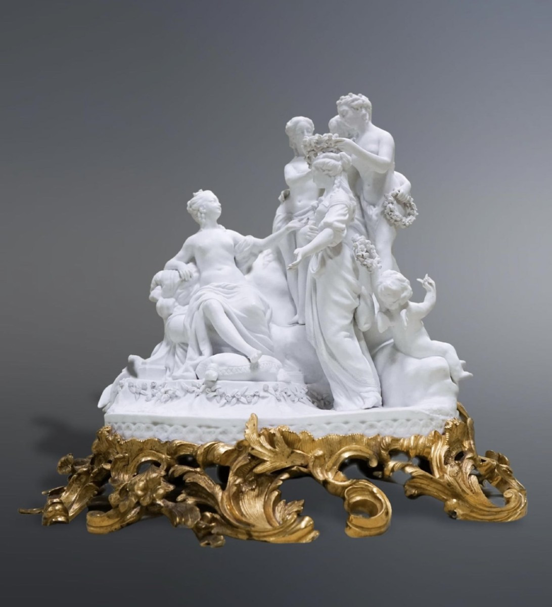 Gruppo scultoreo in biscuit con base in bronzo dorato