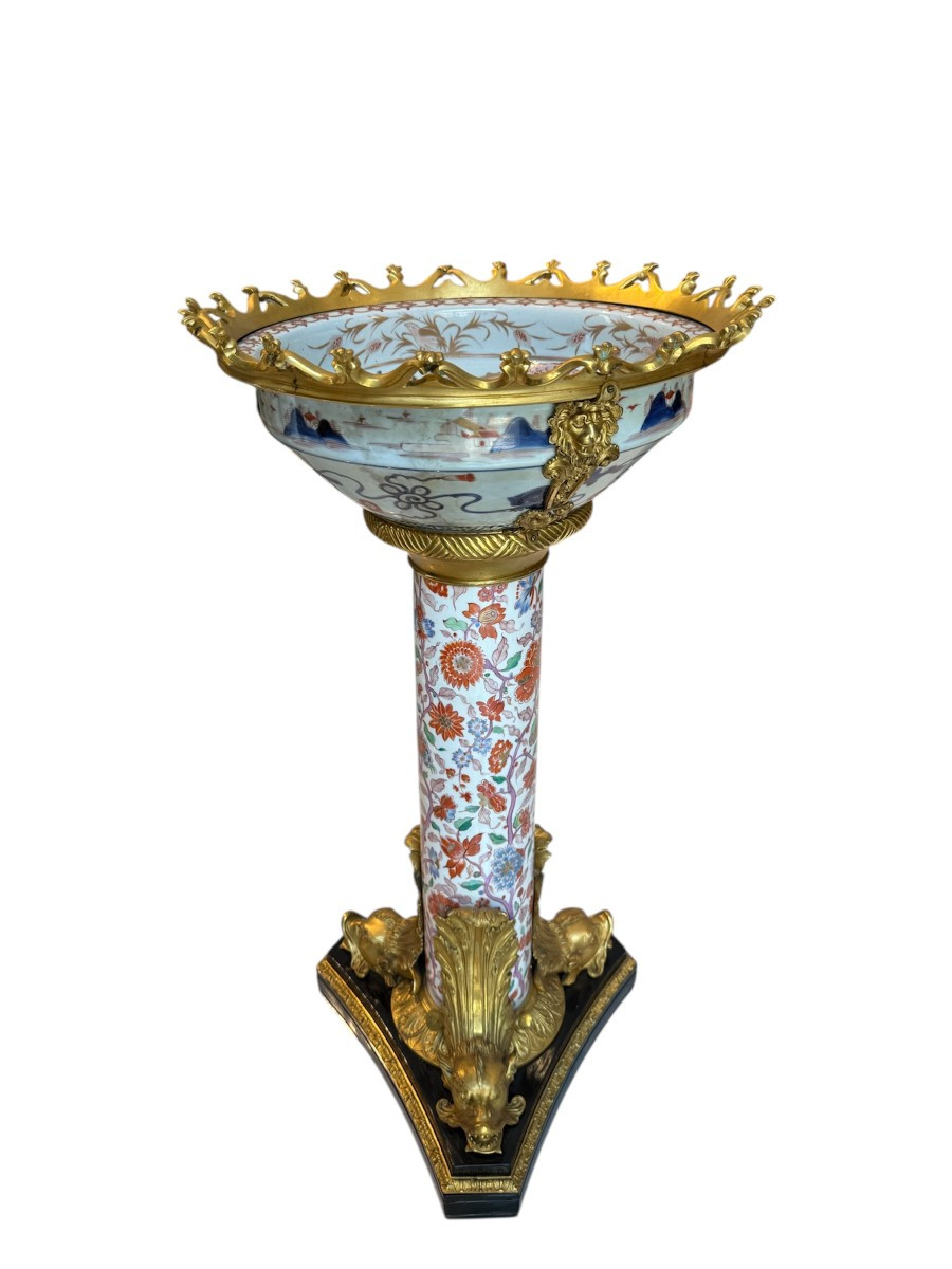 Tavolino da centro con porcellane giapponesi Imari e montature in bronzo dorato, Francia, XIX s