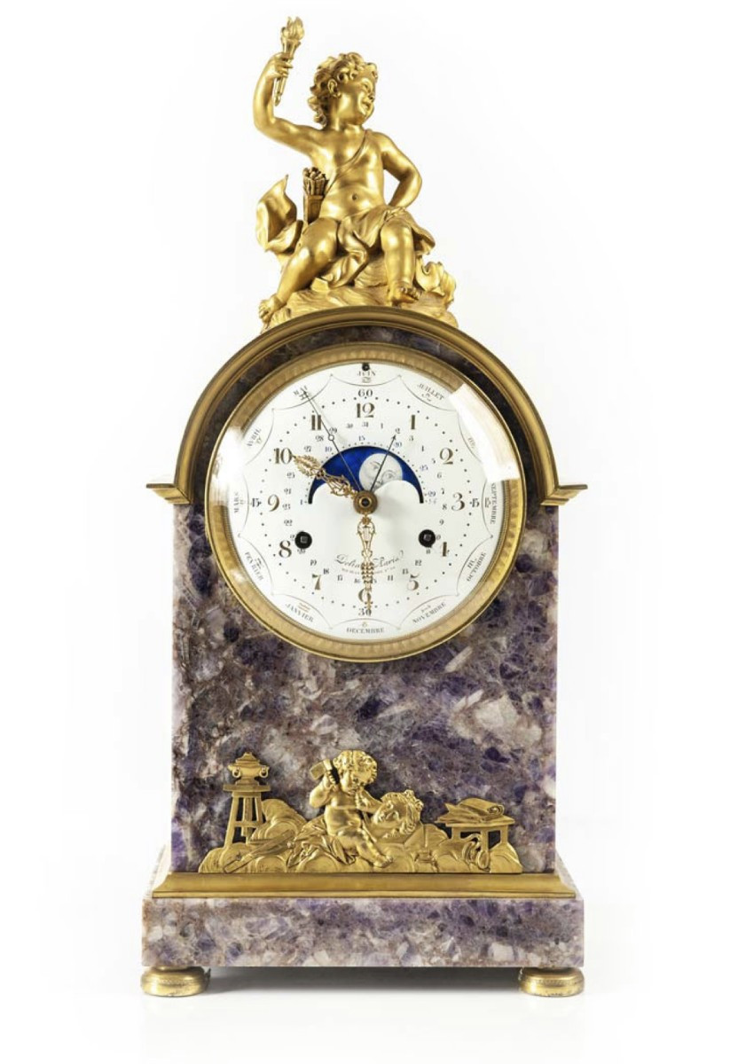 Orologio da mensola in ametista con quadrante astronomico e bronzi dorati
