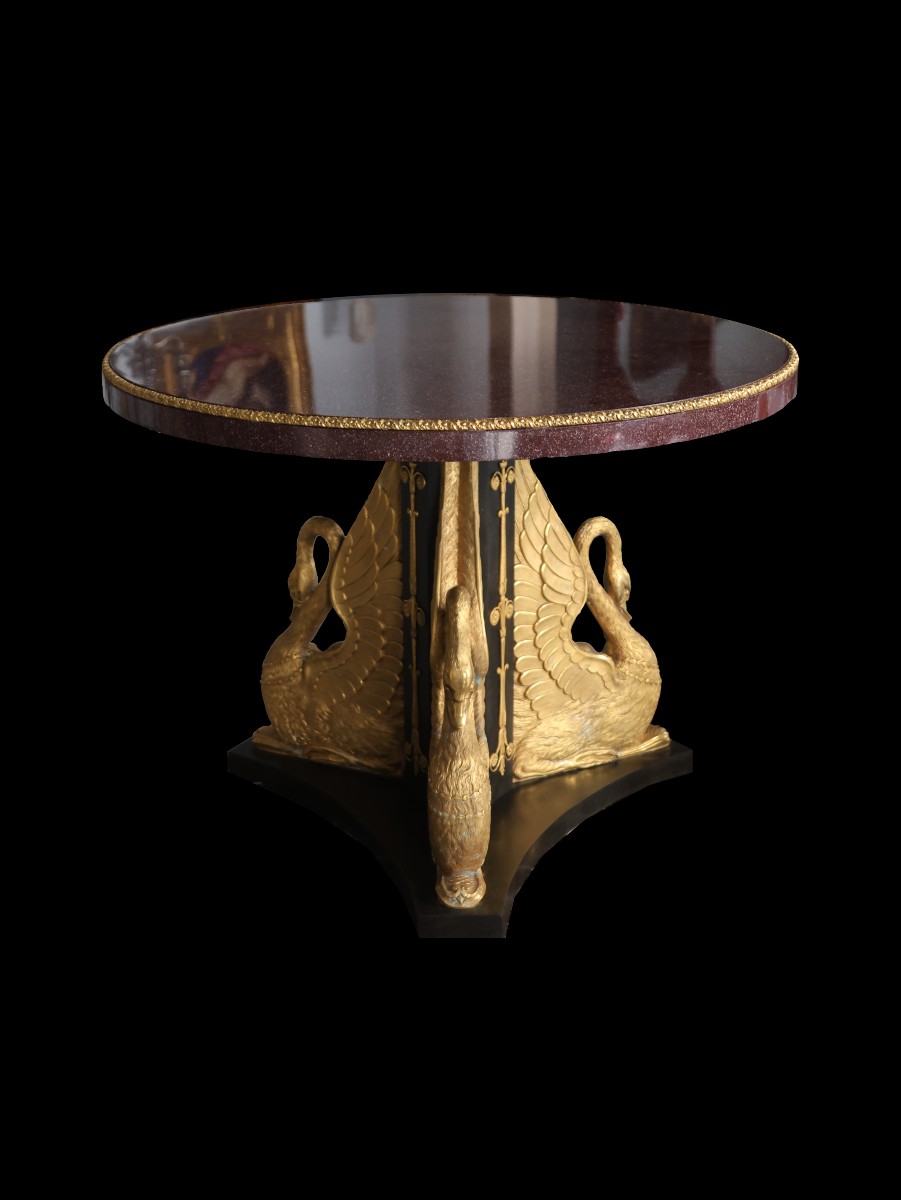 Tavolo da centro in bronzo dorato e patinato con piano in porfido rosso egiziano, Francia, prim