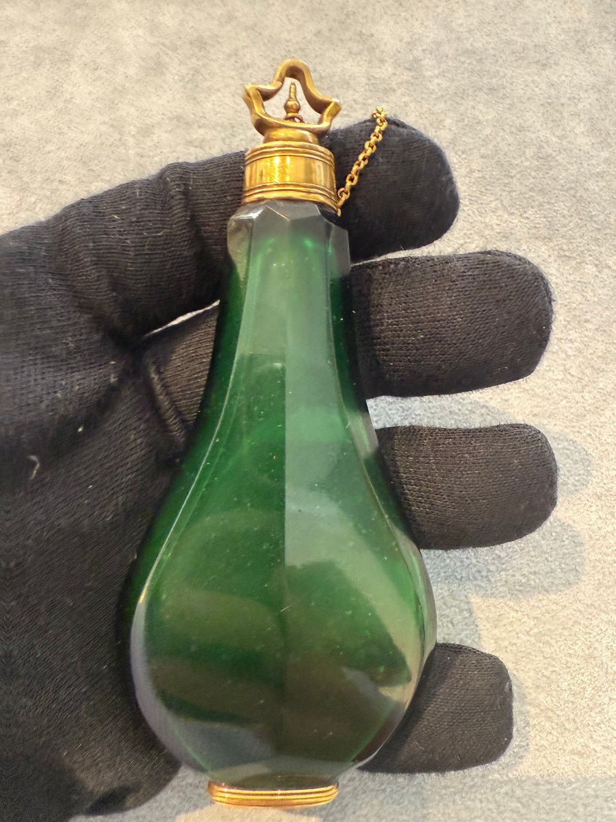 Portaprofumo in vetro verde smeraldo con montature in oro – Francia, ca. 1798–1815-photo-2