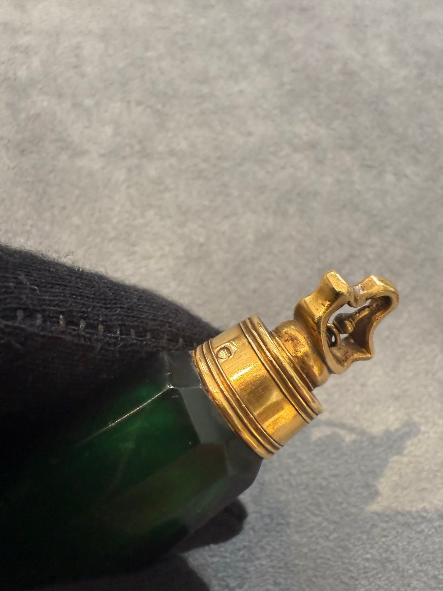 Portaprofumo in vetro verde smeraldo con montature in oro – Francia, ca. 1798–1815-photo-3