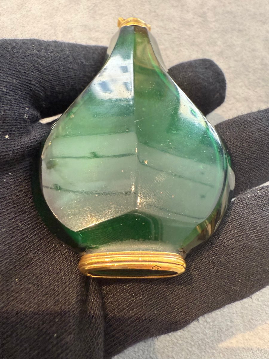 Portaprofumo in vetro verde smeraldo con montature in oro – Francia, ca. 1798–1815-photo-1
