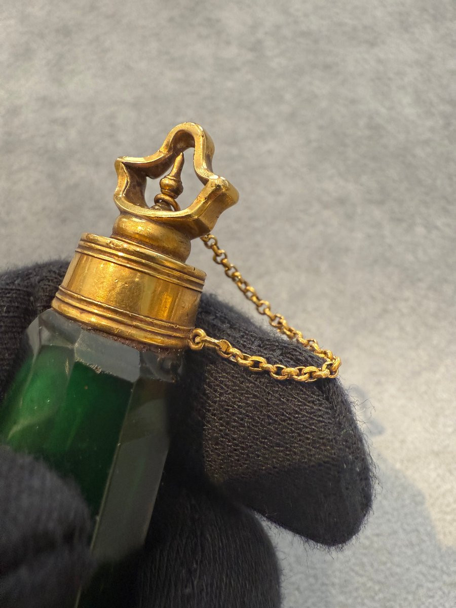 Portaprofumo in vetro verde smeraldo con montature in oro – Francia, ca. 1798–1815-photo-2