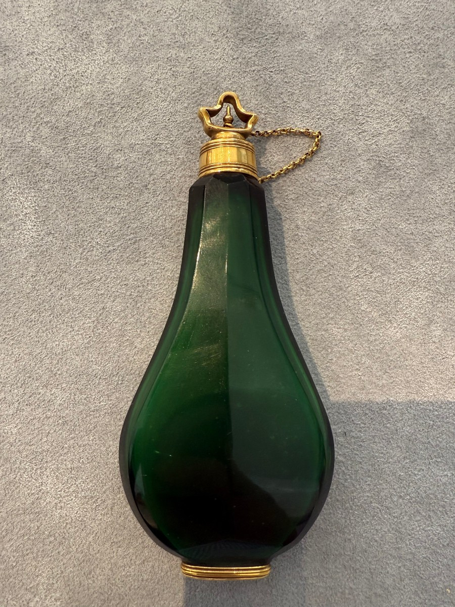 Portaprofumo in vetro verde smeraldo con montature in oro – Francia, ca. 1798–1815