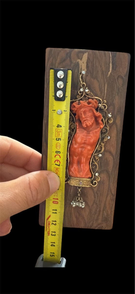 Cristo in corallo con montatura in oro e perle naturali  Italia meridionale, XVIII secolo-photo-2