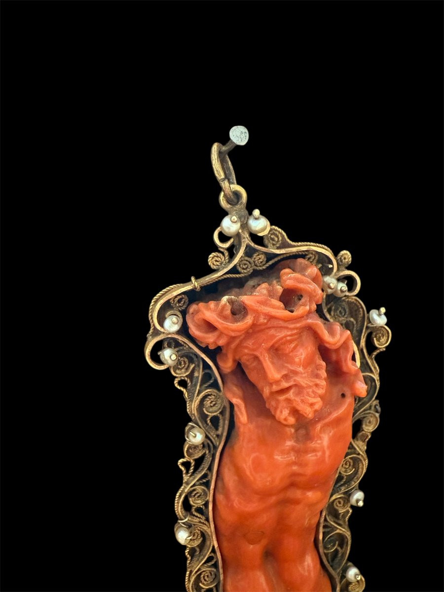 Cristo in corallo con montatura in oro e perle naturali  Italia meridionale, XVIII secolo-photo-3