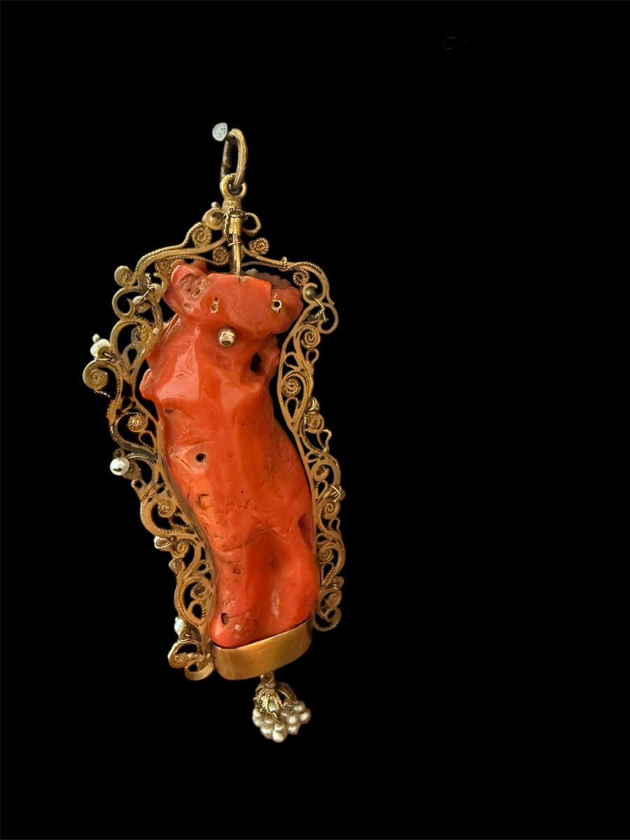 Cristo in corallo con montatura in oro e perle naturali  Italia meridionale, XVIII secolo-photo-1