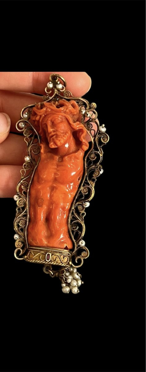 Cristo in corallo con montatura in oro e perle naturali  Italia meridionale, XVIII secolo-photo-2