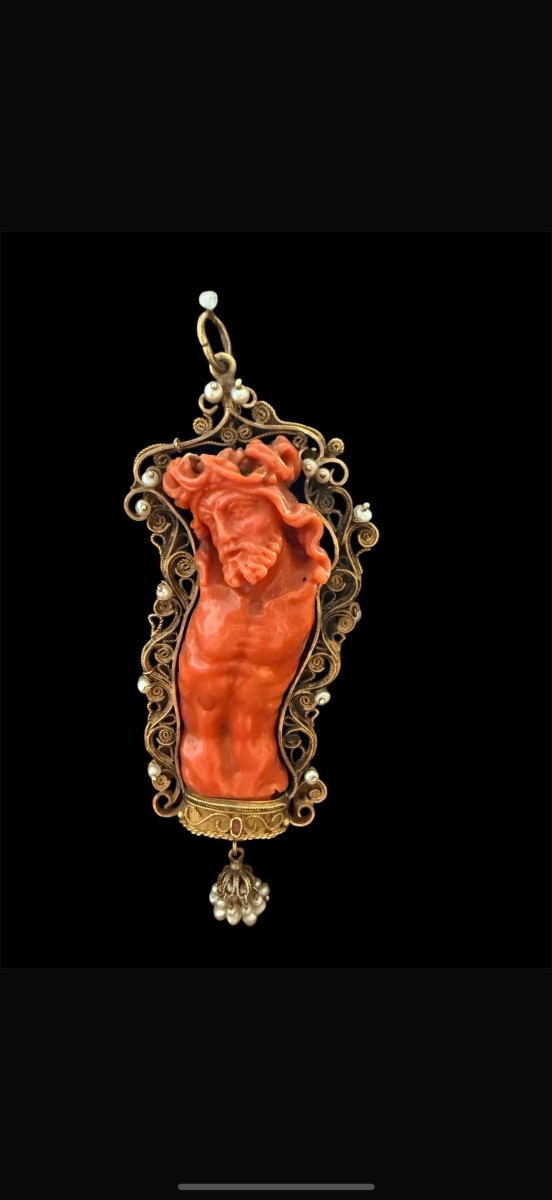 Cristo in corallo con montatura in oro e perle naturali  Italia meridionale, XVIII secolo