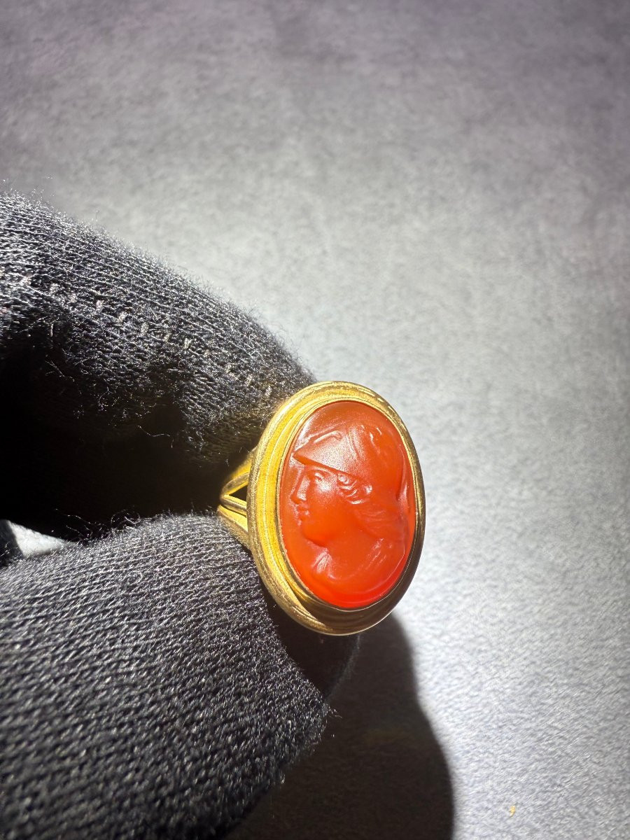 Anello antico in oro 18 kt con intaglio in corniola raffigurante Minerva-photo-1