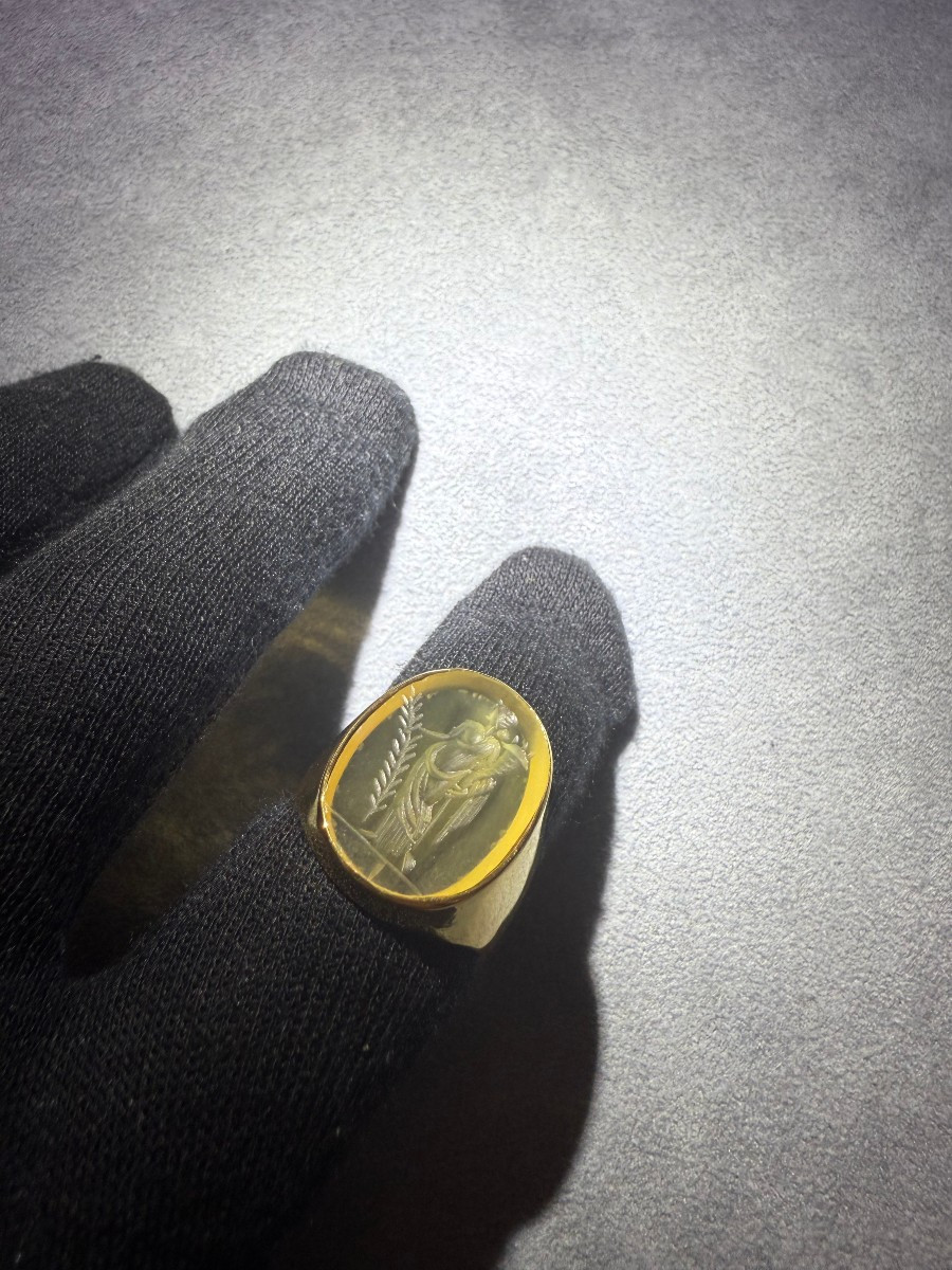 Anello in oro con intaglio antico in agata gialla