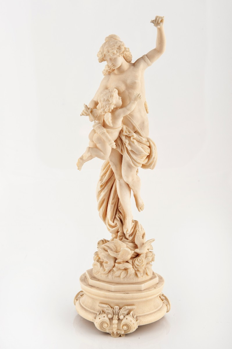 Scultura in avorio raffigurante donna con putto, Francia, fine XVIII – inizio XIX secolo