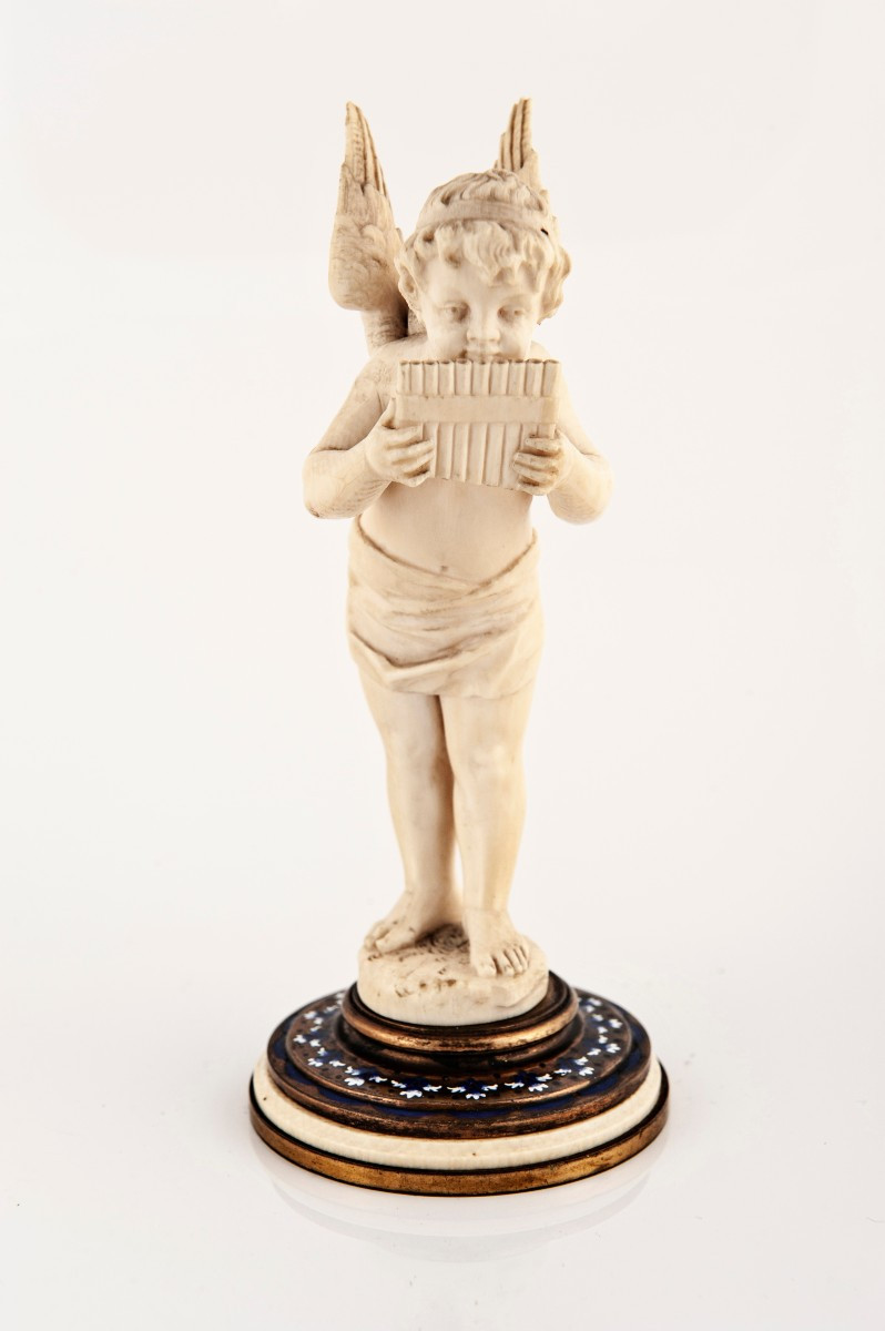 Putto musicante in avorio su base in metallo dorato e smalto cloisonné