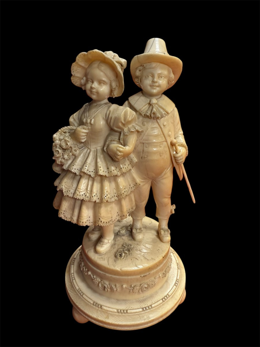 Gruppo in avorio raffigurante due bambini eleganti
