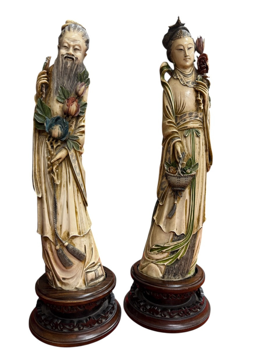 Coppia di grandi figure in avorio scolpito e policromato