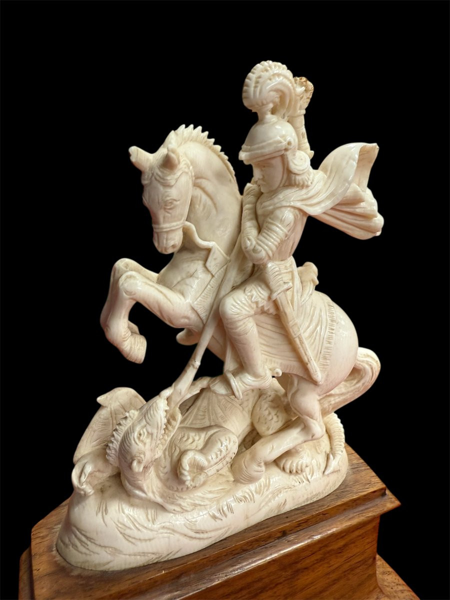 Scultura in avorio raffigurante San Giorgio che uccide il drago-photo-2