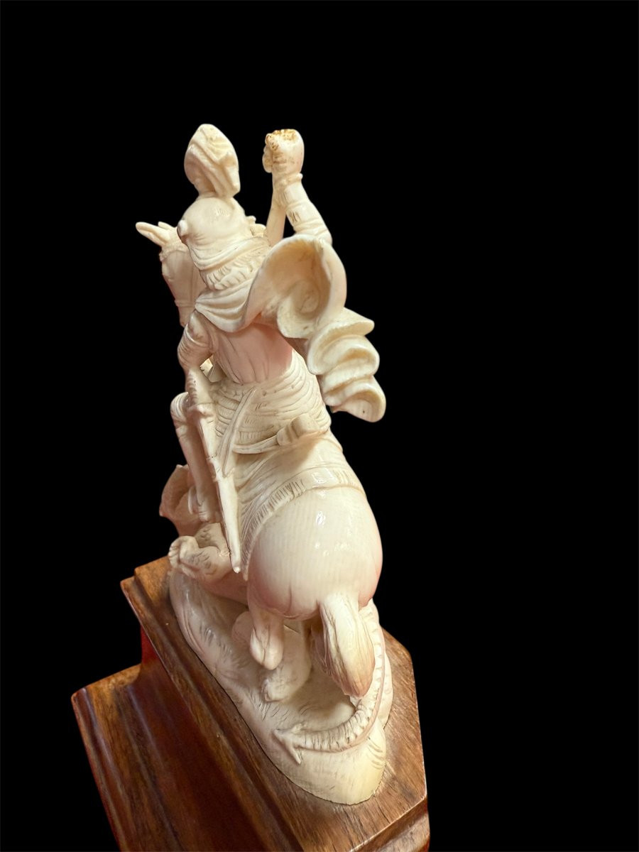 Scultura in avorio raffigurante San Giorgio che uccide il drago-photo-3